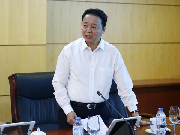 Bộ trưởng Bộ TN&MT Trần Hồng Hà chỉ đạo tại cuộc họp 