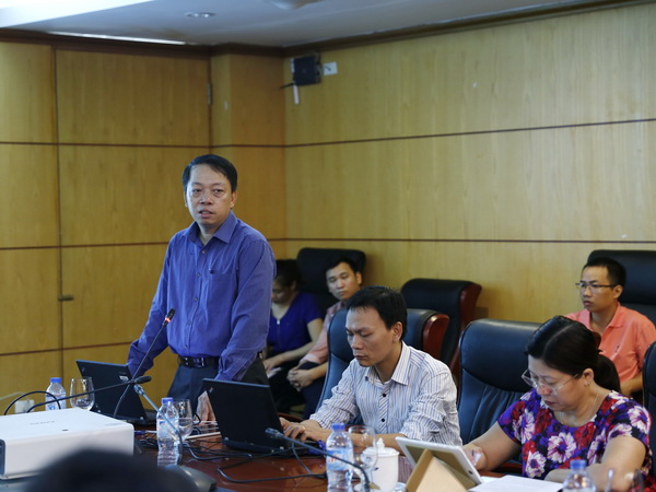 Cục trưởng Cục Công nghệ thông tin Lê Phú Hà báo cáo tại cuộc họp