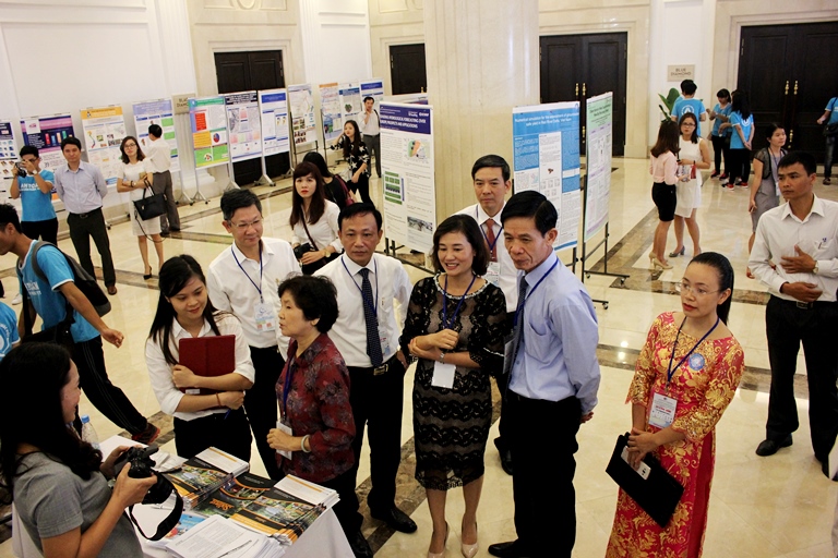 Thứ trưởng Bộ TNMT Chu Phạm Ngọc Hiển thăm quan các gian Triển lãm công nghệ
