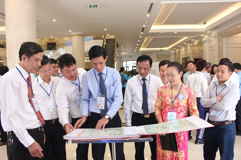 Thứ trưởng Bộ TNMT Chu Phạm Ngọc Hiển thăm quan Triển lãm ảnh "Nước với Trường Sa" và xem tập bản đồ cổ về Trường Sa, Hoàng Sa